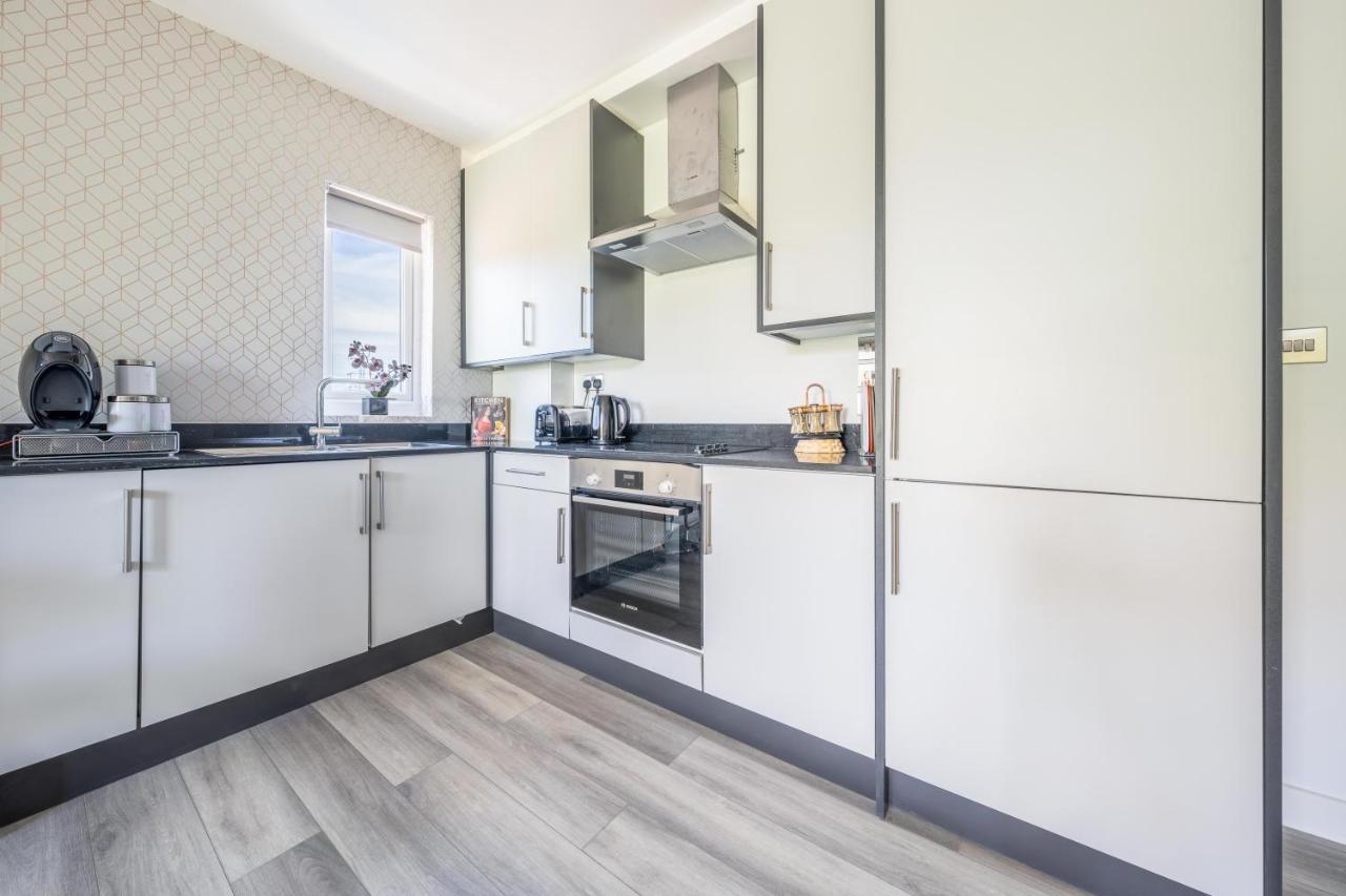 Ash View Place 4 -Heathrow - Thorpe Park - Free Parking Staines-upon-Thames Bagian luar foto