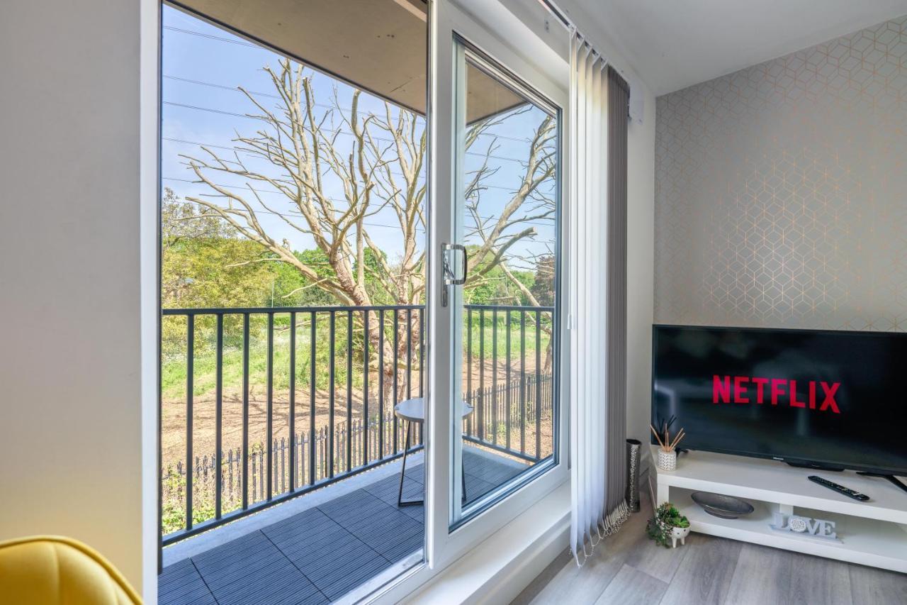 Ash View Place 4 -Heathrow - Thorpe Park - Free Parking Staines-upon-Thames Bagian luar foto
