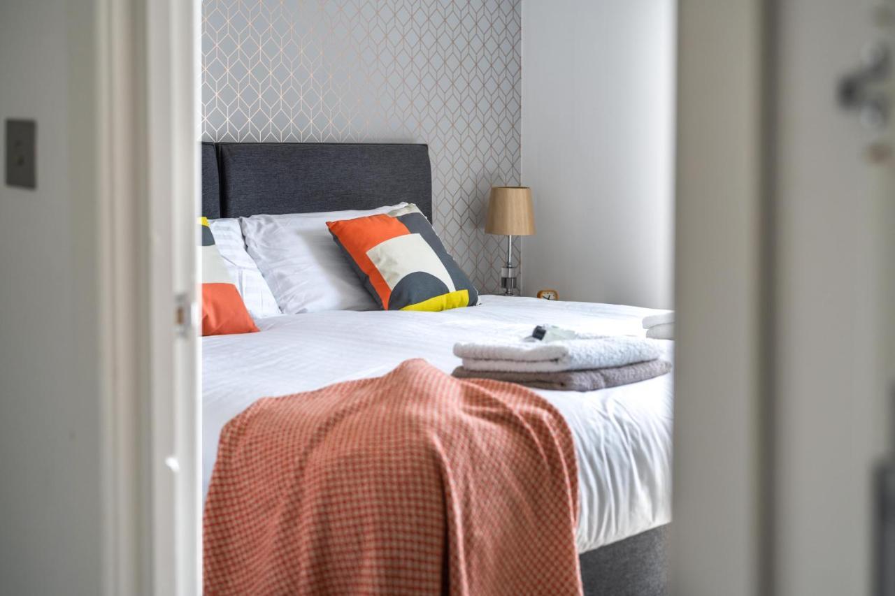 Ash View Place 4 -Heathrow - Thorpe Park - Free Parking Staines-upon-Thames Bagian luar foto