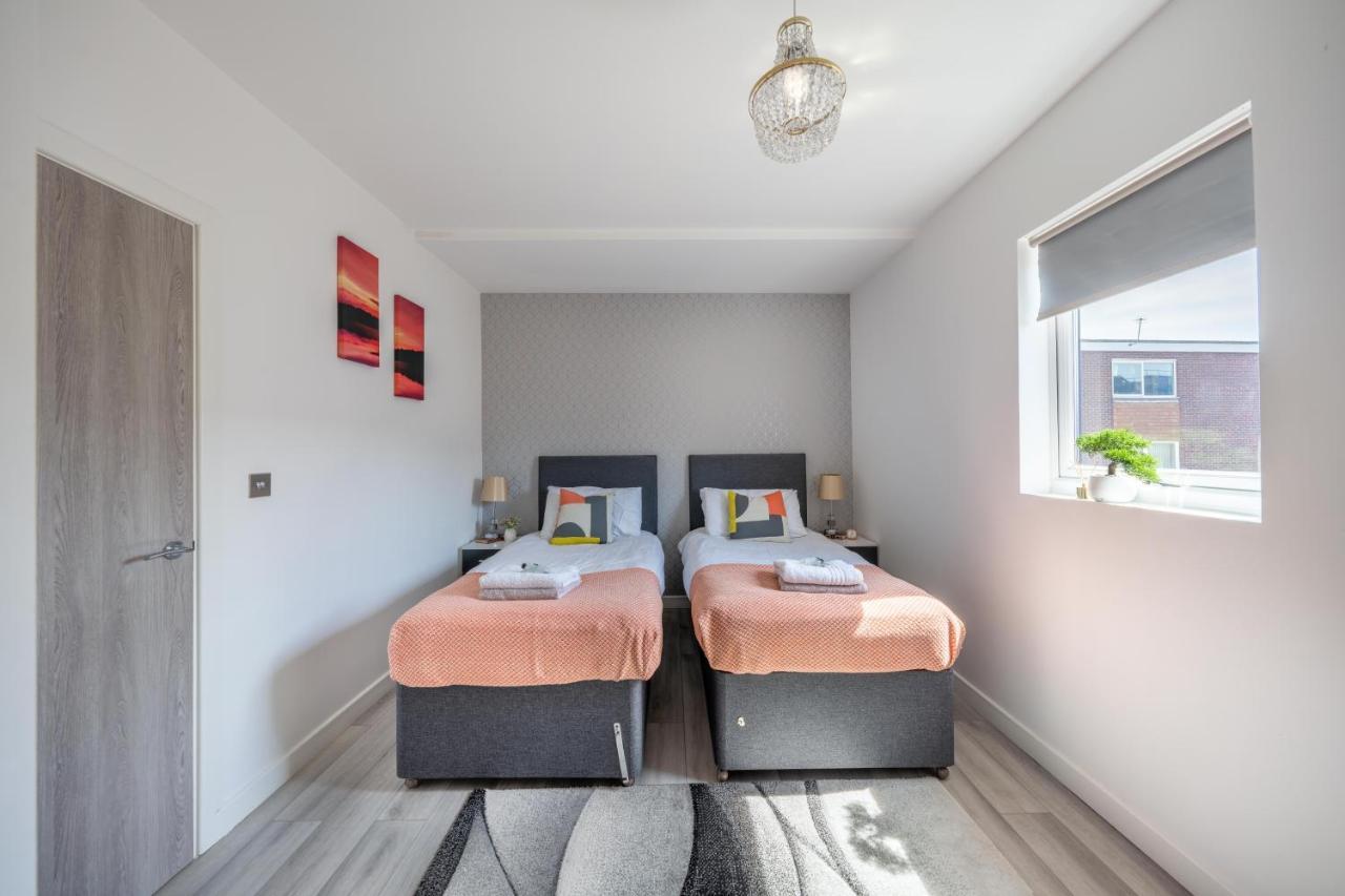Ash View Place 4 -Heathrow - Thorpe Park - Free Parking Staines-upon-Thames Bagian luar foto