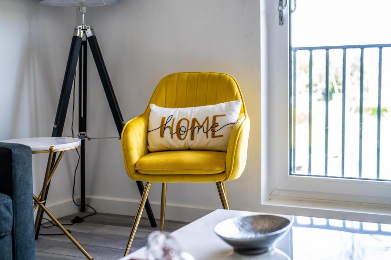 Ash View Place 4 -Heathrow - Thorpe Park - Free Parking Staines-upon-Thames Bagian luar foto