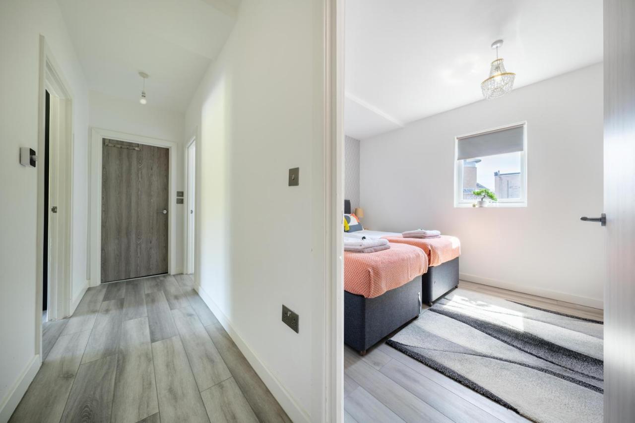 Ash View Place 4 -Heathrow - Thorpe Park - Free Parking Staines-upon-Thames Bagian luar foto