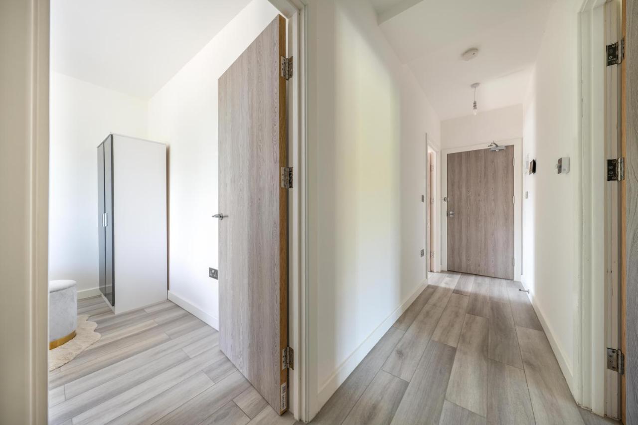 Ash View Place 4 -Heathrow - Thorpe Park - Free Parking Staines-upon-Thames Bagian luar foto