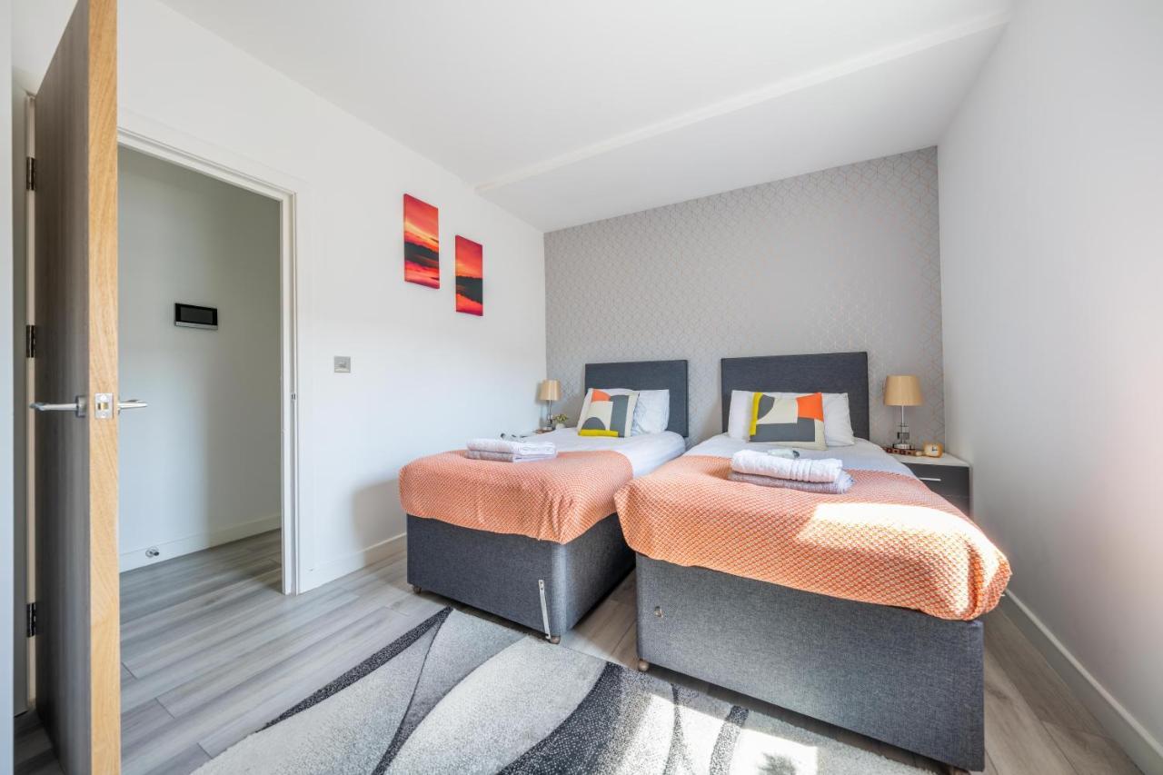 Ash View Place 4 -Heathrow - Thorpe Park - Free Parking Staines-upon-Thames Bagian luar foto