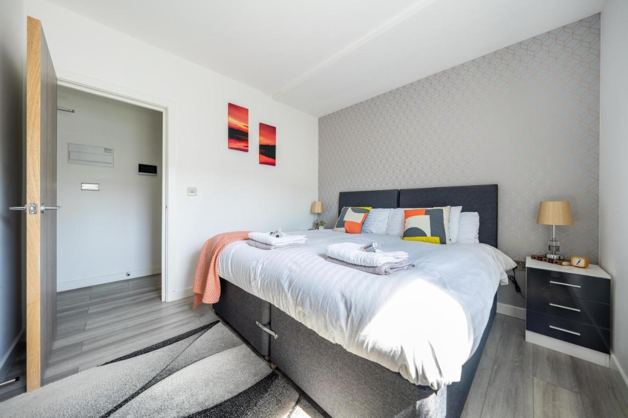 Ash View Place 4 -Heathrow - Thorpe Park - Free Parking Staines-upon-Thames Bagian luar foto